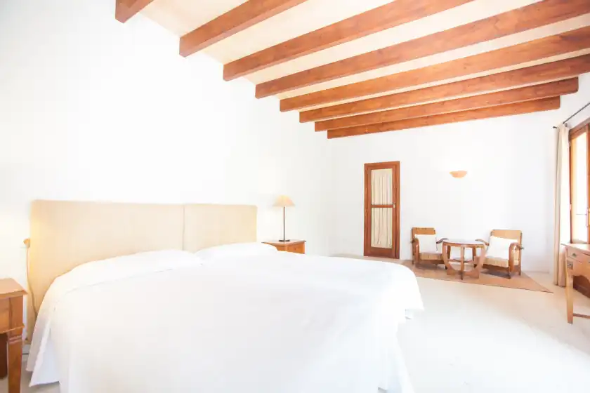 Holiday rentals in Can casta, Petra