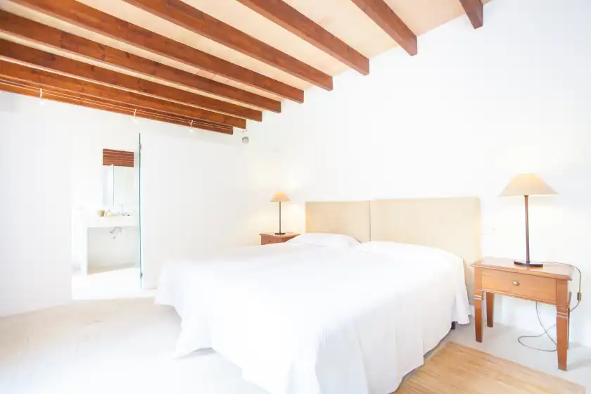 Holiday rentals in Can casta, Petra