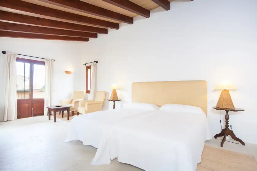 Holiday rentals in Can casta, Petra