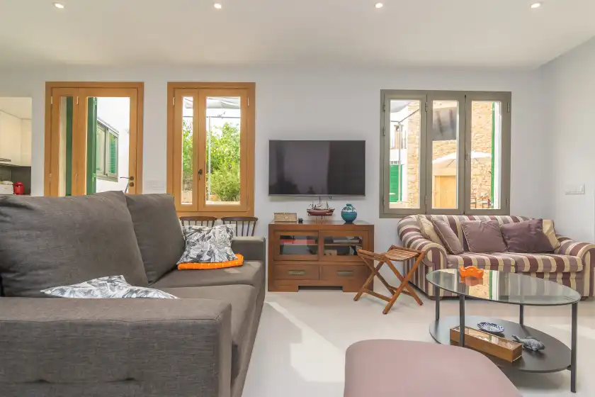 Holiday rentals in Sa teulera de pina, Pina